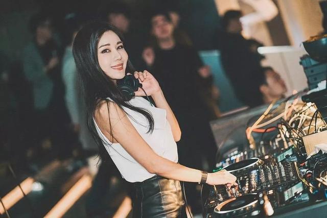 性感碾压DJ Soda，不会穿球鞋的放歌女神不是好的拳击宝贝 Facebook-第1张