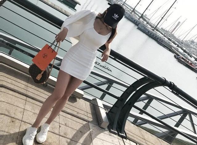 山东“95后天蝎座美女”！蜂腰翘臀，马甲线，标准身材！让人羡慕 微博网红-第1张