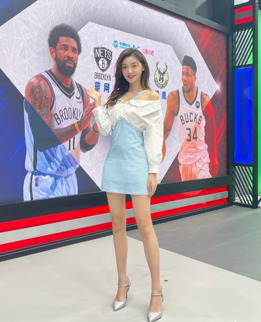 这位新晋NBA女主播，确实高颜值好身材 微博网红-第1张