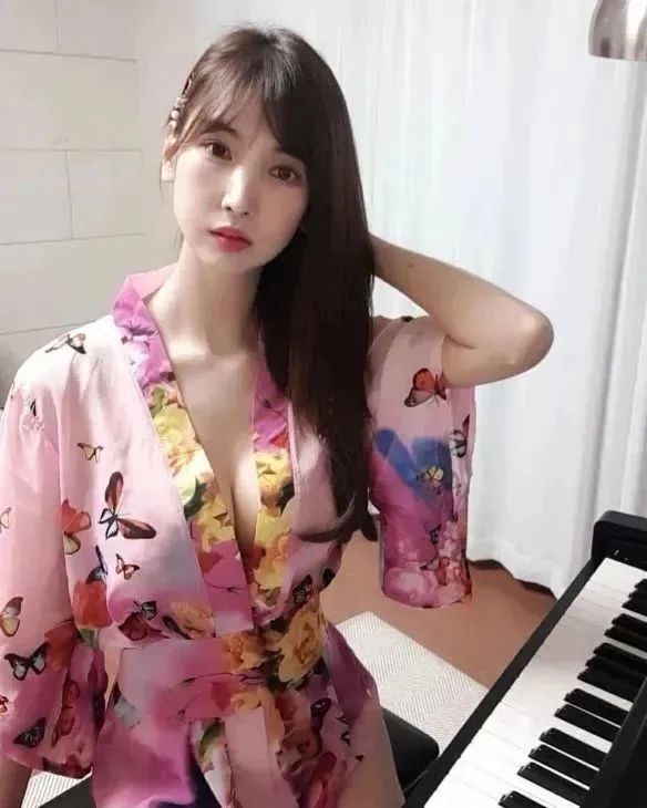 韩国钢琴女神이지Leezy！真空性感弹奏！ Facebook-第1张