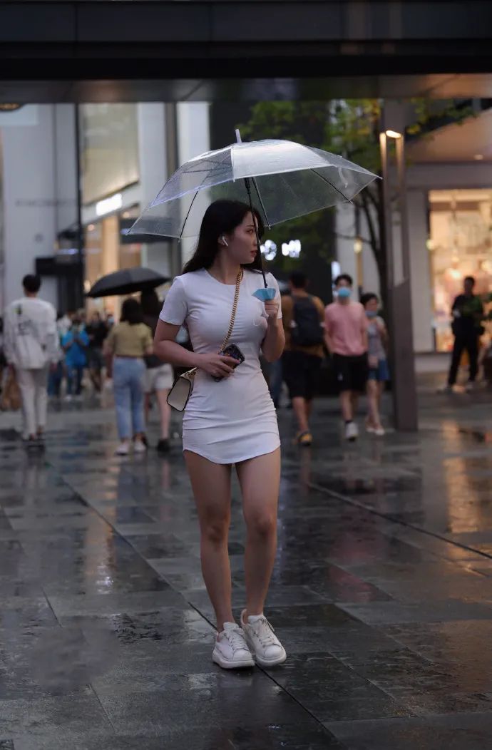 雨天穿白裙的时尚女生 快手网红-第1张