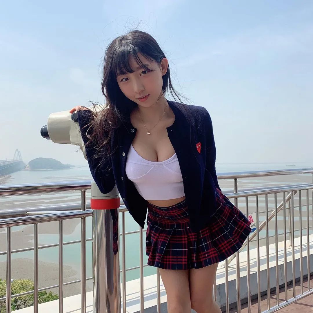 童颜巨ru美女DJ恩地Henney！性感可爱来回切换！ Facebook-第12张