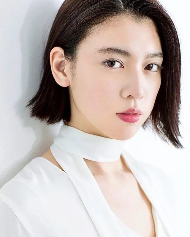 95后日本精致美女三吉彩花：成熟冷艳御姐脸，男女通杀 Facebook-第1张