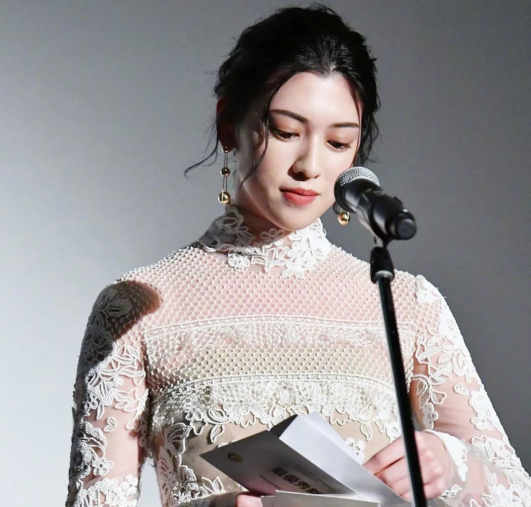 三吉彩花一袭白色蕾丝礼服，尽显性感、慵懒、冷艳气质 Facebook-第1张