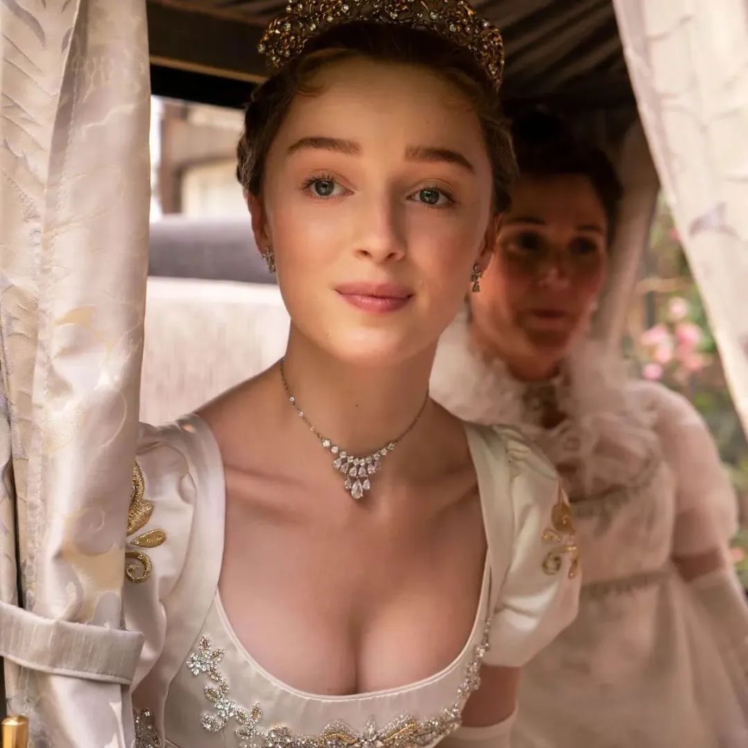 英国演员Phoebe Dynevor，性感中带着仙气 Facebook-第5张