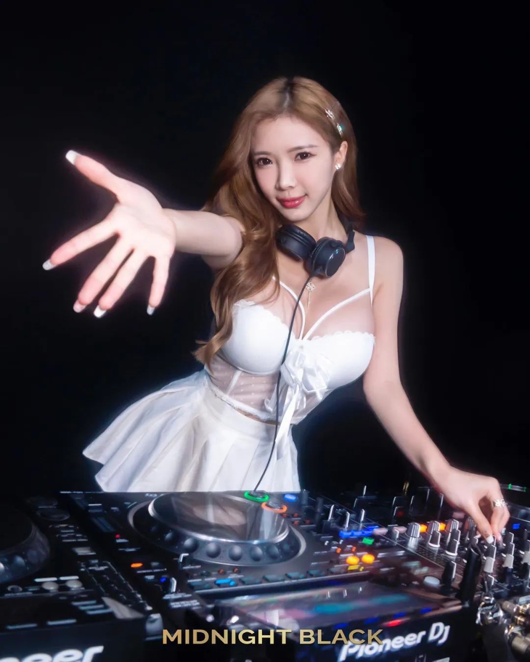 INS美女 | 新加坡模特 性感DJ蓝星蕾，全球百大DJ Facebook-第6张