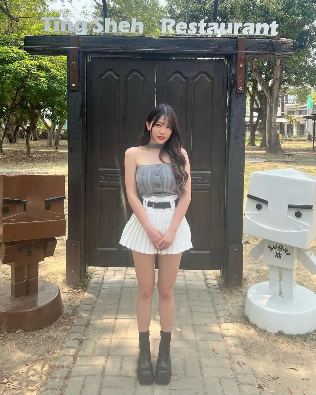 INS: 19岁啦啦队女神弹琴美胸占据半个屏幕 Facebook-第1张