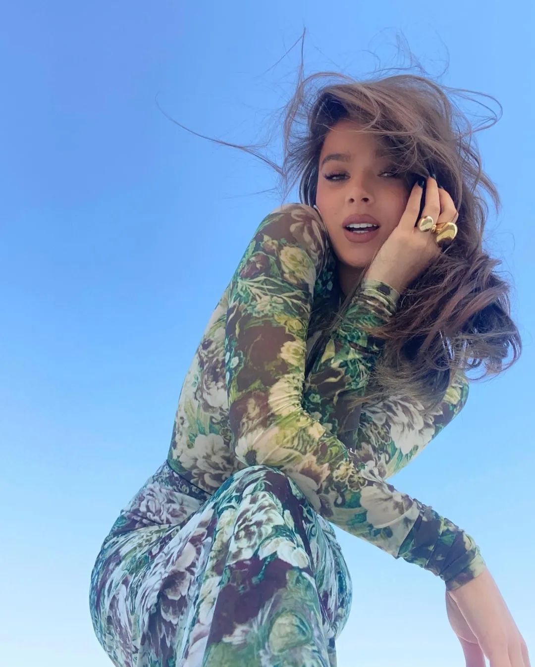 “轻熟”气质女星Hailee Steinfeld 低胸礼服,身材高挑，曲线婀娜，美丽性感 Facebook-第1张