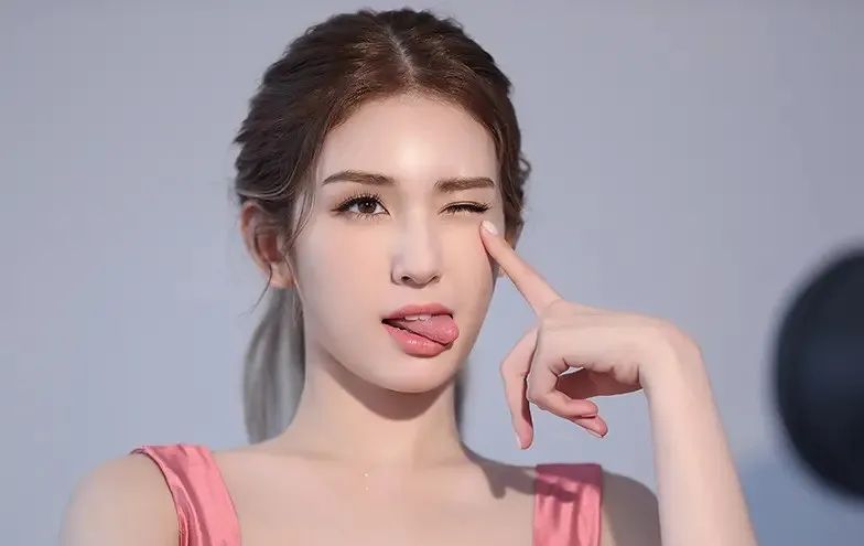 行走的芭比娃娃Somi，好美好带劲！ Facebook-第1张