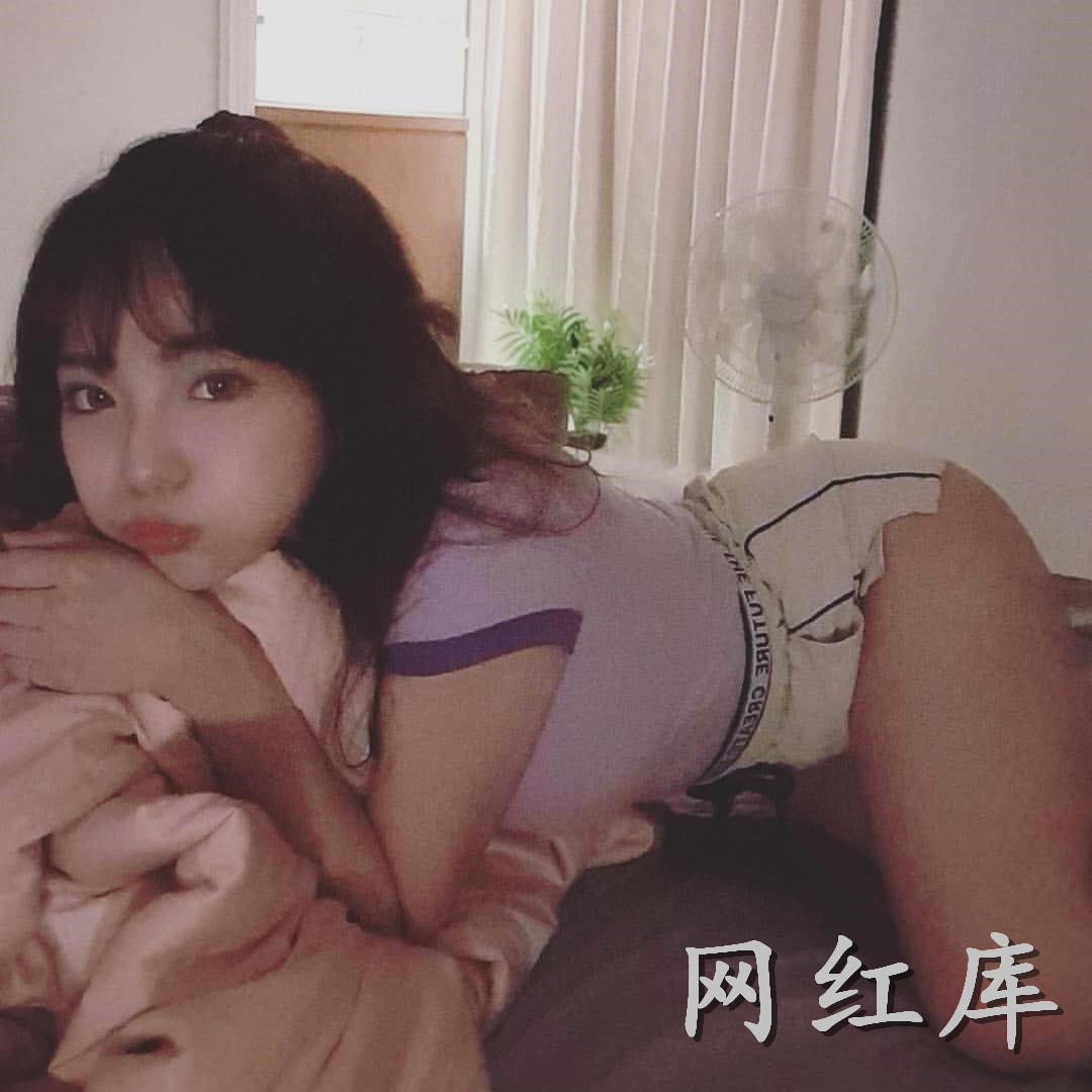 甜心妹子贝莉莓浑圆美乳加上丝袜嫩腿诱惑力十足