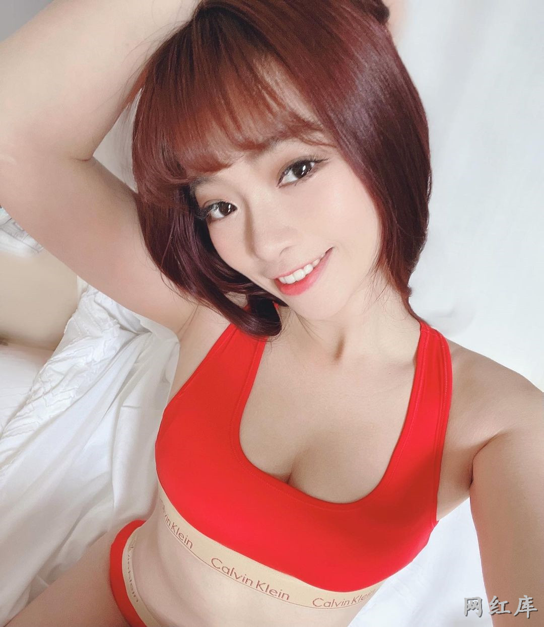 性感正妹曲曲饱满美乳撑爆背心巨乳蜂腰诱人姿势超引遐想啊！