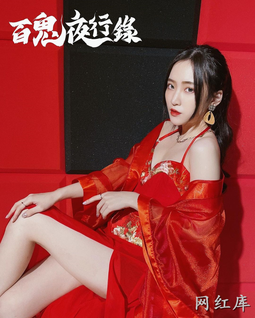 王宇彤成熟曲线搭配气质与性感兼具的致命吸引力！饱满美乳份量十足，滑出来见客啦