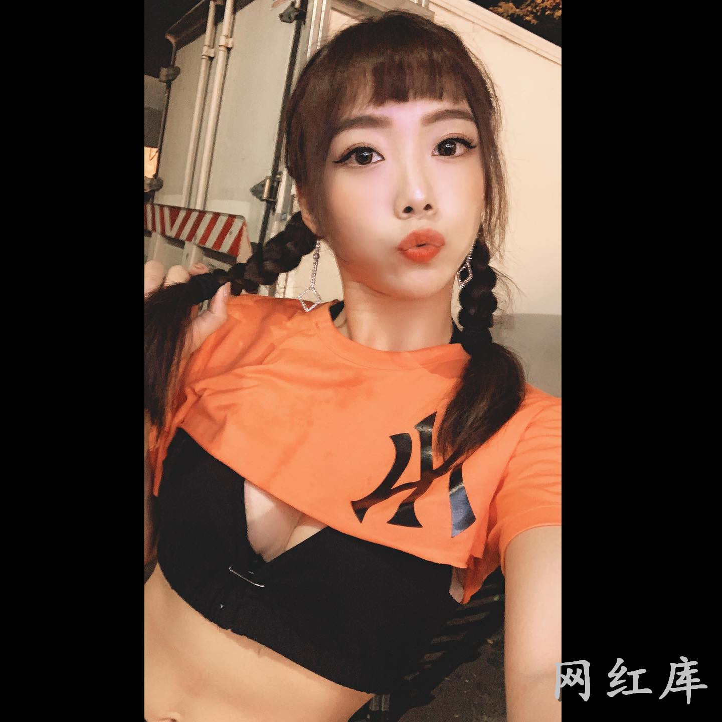 性感Dancer阿牛露绝美蜜桃事业线好深长勾人眼神与迷人身材好挑逗