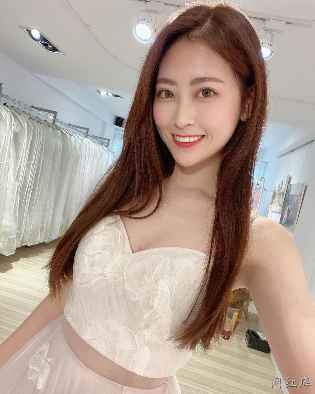 美乳气质妹子Jessy惹火的胸型让粉丝心动了！一看就让人想入非非！