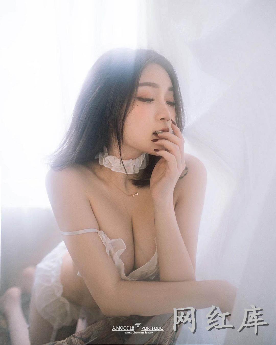 白皙巨奶妹Mila咪啦藏波涛汹涌的弹嫩美乳妩媚一笑让大家都动心了！