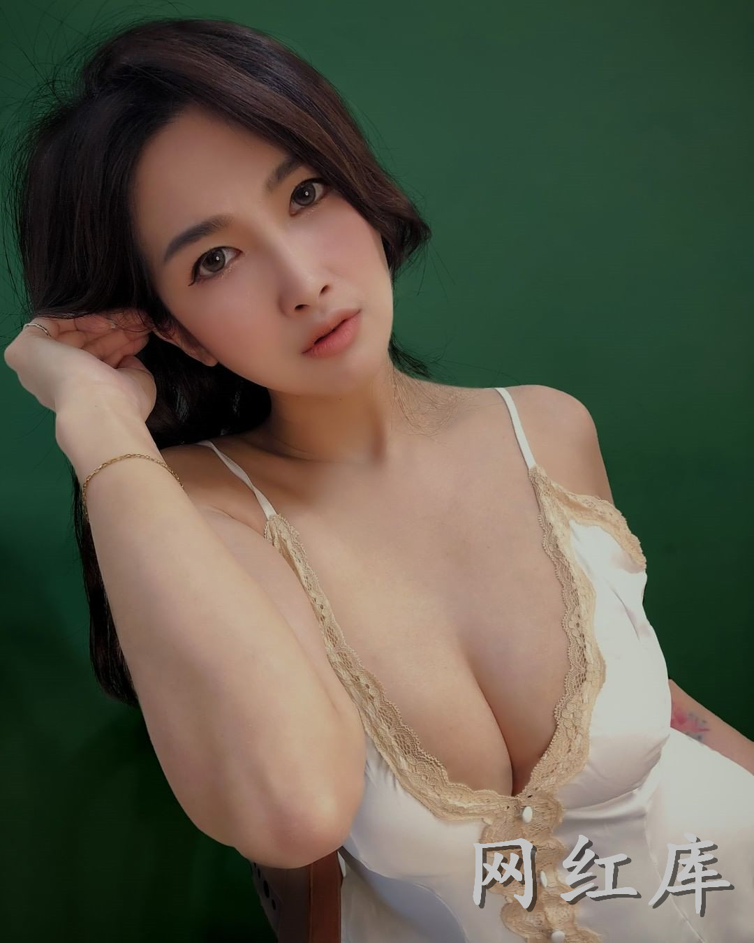 巨乳雪体妹Clara Gu欲火焚身求治疗，超低领口意图使人窒息，身材超火辣