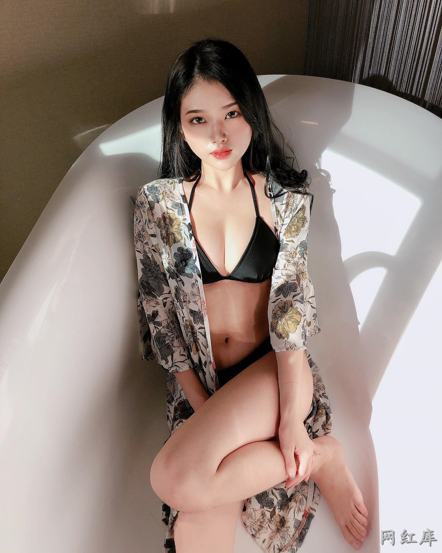 白嫩美乳妹林晴Sunny高冷范脸蛋怎么拍都完美上空露乳尺度狂