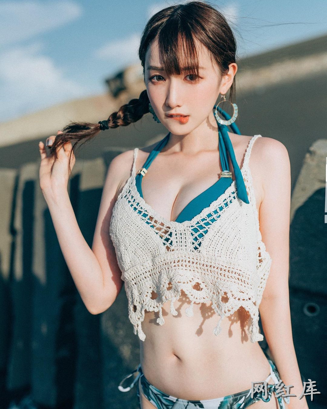 童颜巨乳柯姿无辜表情加深沟，前凸后翘性感曲线画面太刺激啦！