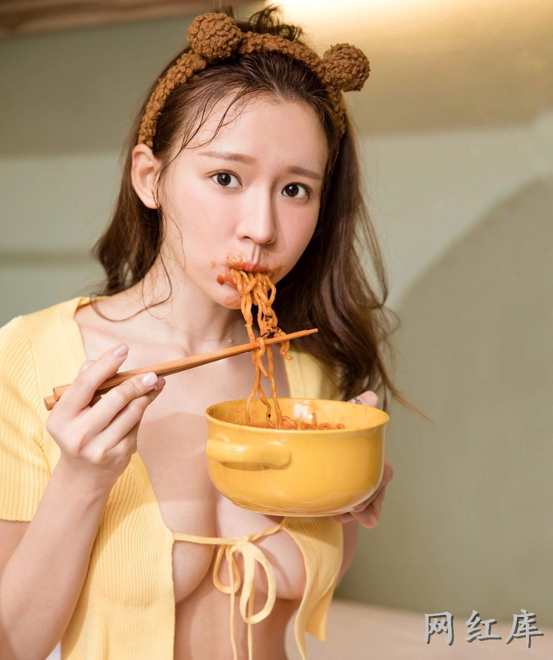 甜美系女孩林莎浑圆深沟太邪恶美胸美腿让人精神亢奋啊，兇度太惊人！