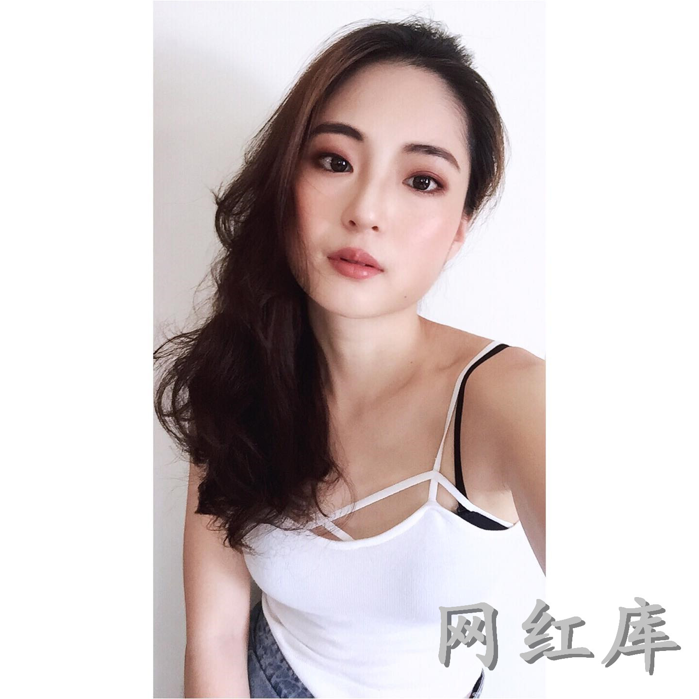 正妹陈薇安露出白嫩美乳迷人胴体让人欲望觉醒，比基尼下风光无限啊