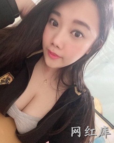 大眼长腿女孩妃儿爆乳前倾诱惑力好强，浑圆大奶球根本要炸裂！