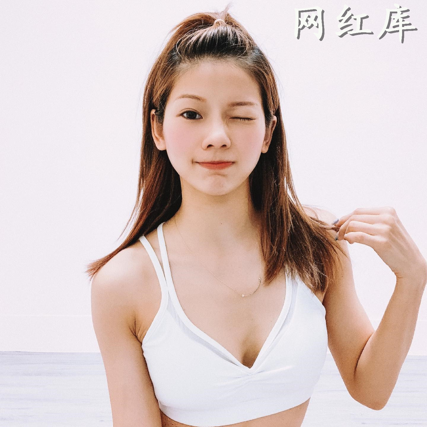 小姐姐芮丝曲线太诱人！电力满满，勾人功力一流啊。白嫩美胸