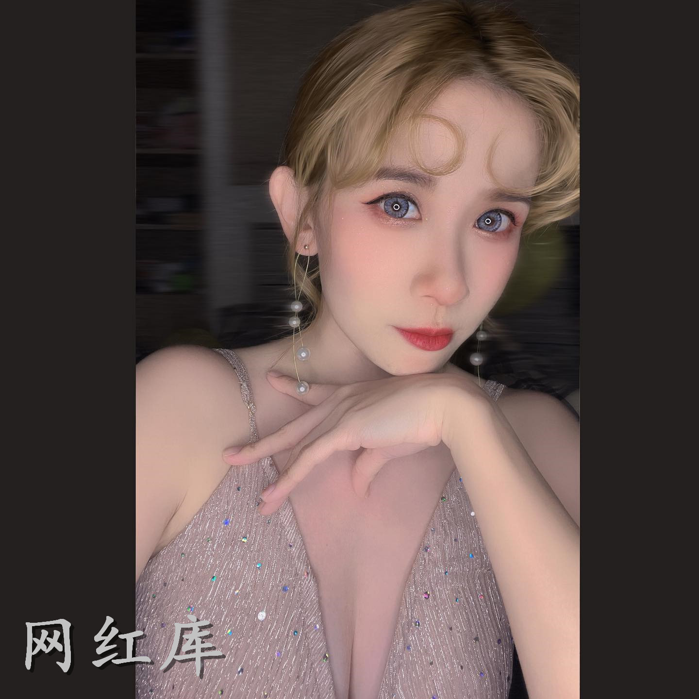 豪乳正妹KIKI琪琪低胸爆乳，梦幻童颜+奇蹟美乳的销魂组合辣到萤幕着火！