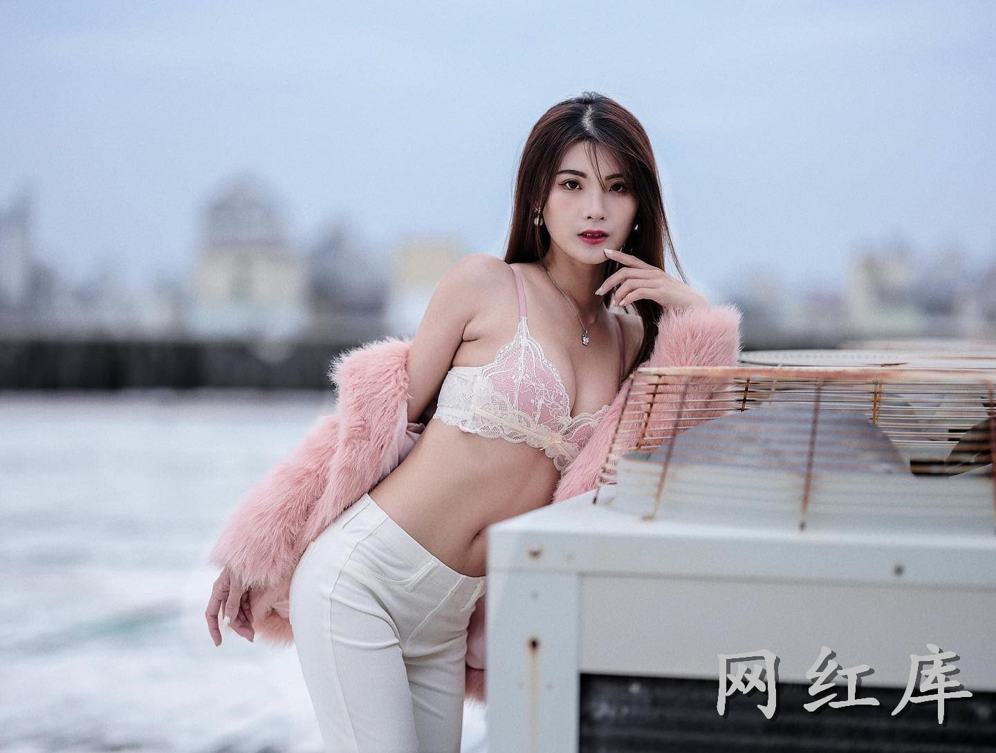 美乳正妹畇菲超兇身材不科学美腿嫩白肌乍现，S曲线神犯规