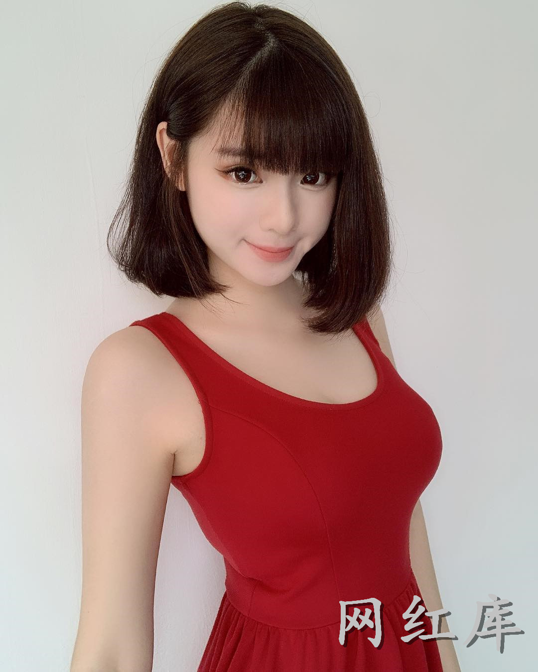 漂亮姐姐Amy香儿巨乳＋细腰，浑圆美乳正面无所遁形！分量太惊人