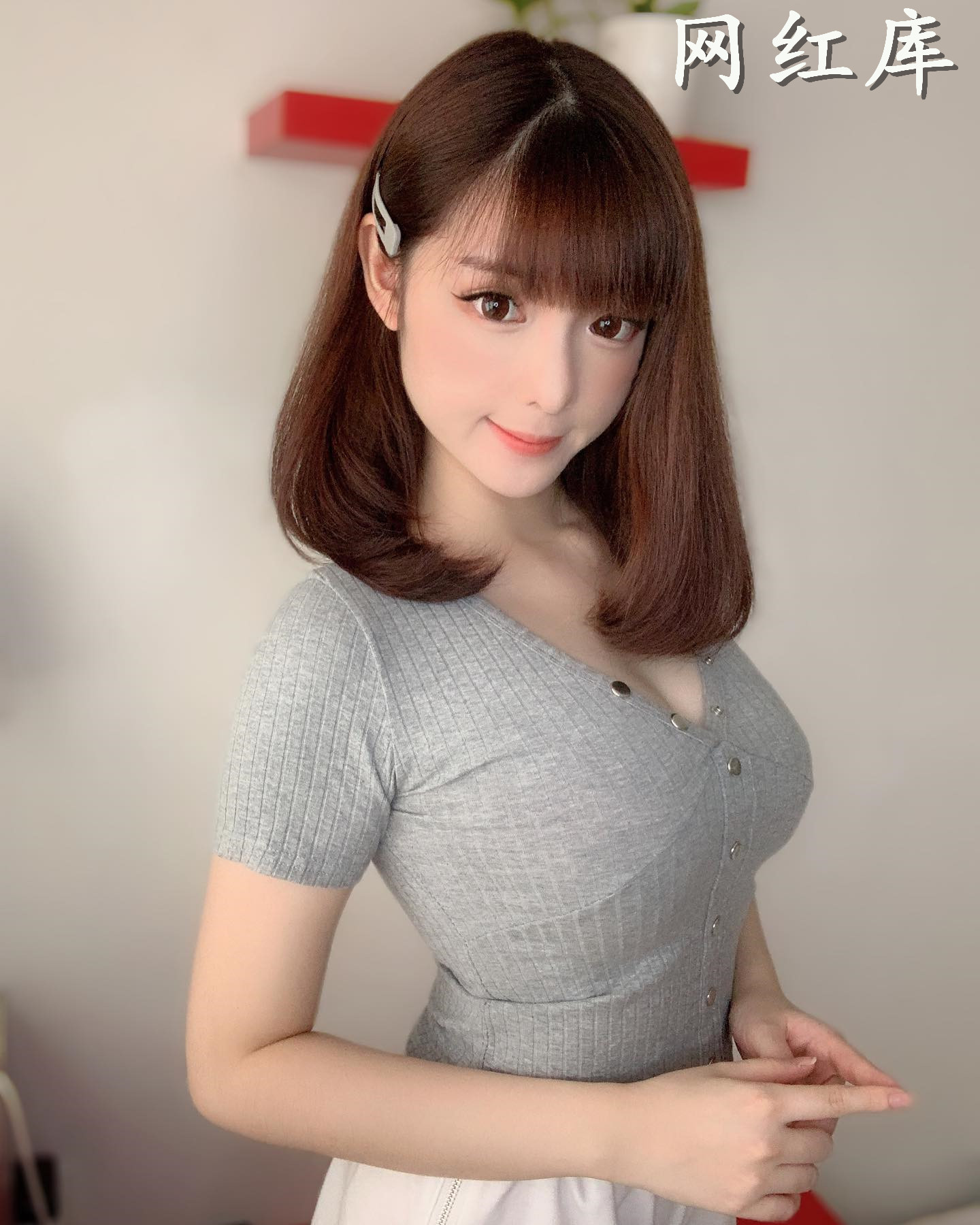 漂亮姐姐Amy香儿巨乳＋细腰，浑圆美乳正面无所遁形！分量太惊人