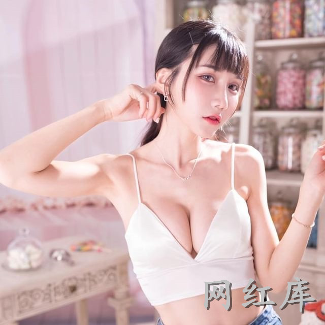 凶狠Model纪馨乔浑圆美乳狂露深沟极品身材太残暴！乳量让人讚叹